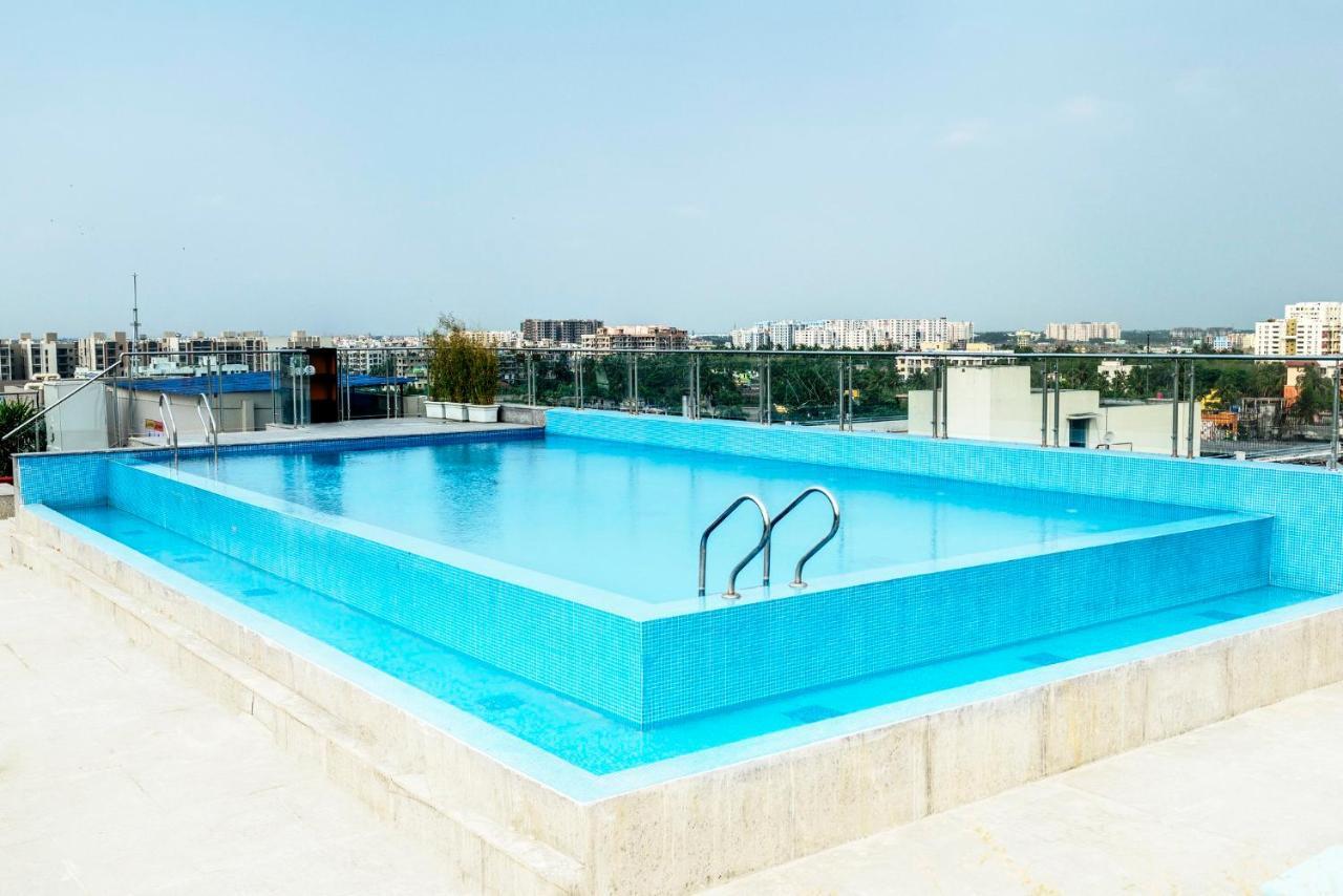 Holiday Inn Kolkata Airport By Ihg Zewnętrze zdjęcie Rooftop pool
