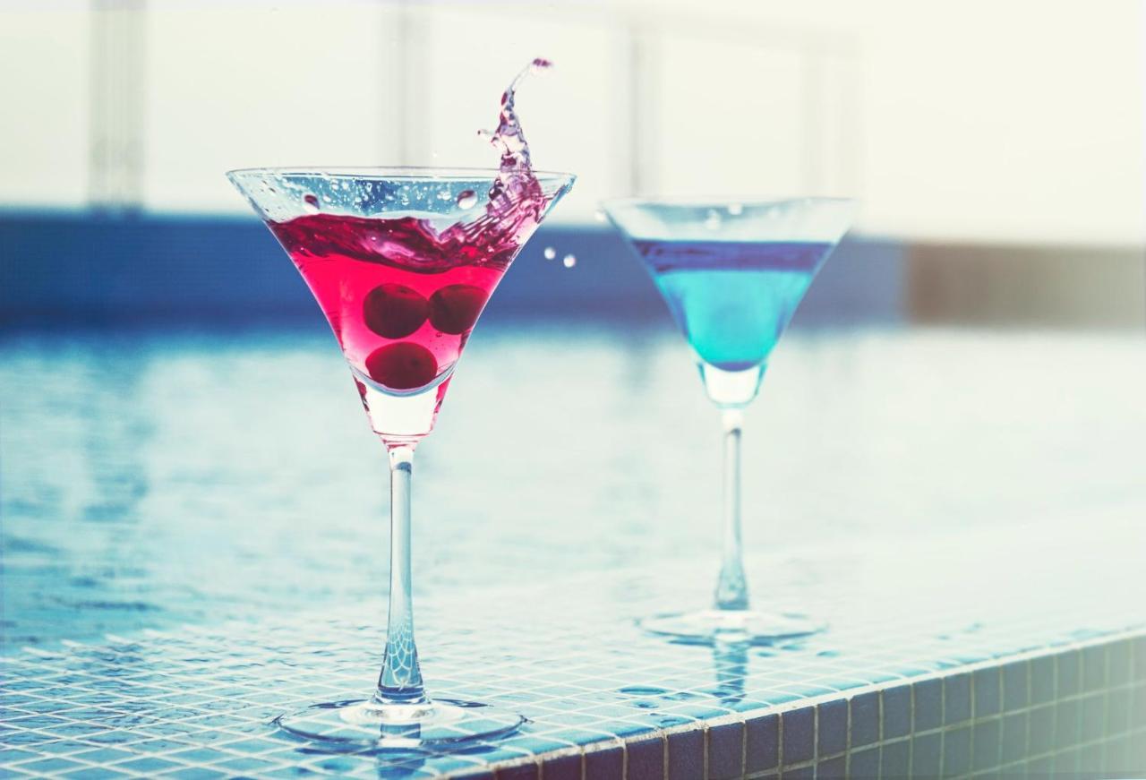 Holiday Inn Kolkata Airport By Ihg Zewnętrze zdjęcie A cosmopolitan (left) and a Blue Hawaii (right)