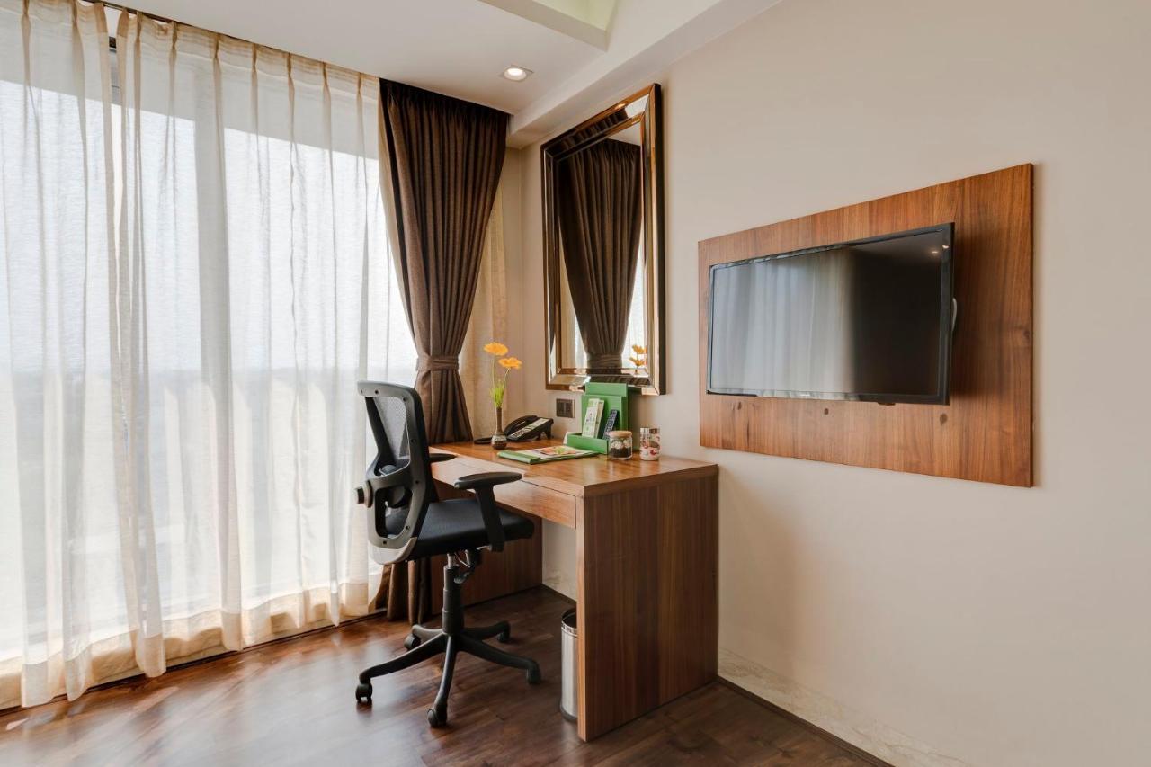 Holiday Inn Kolkata Airport By Ihg Zewnętrze zdjęcie A work desk in a hotel room