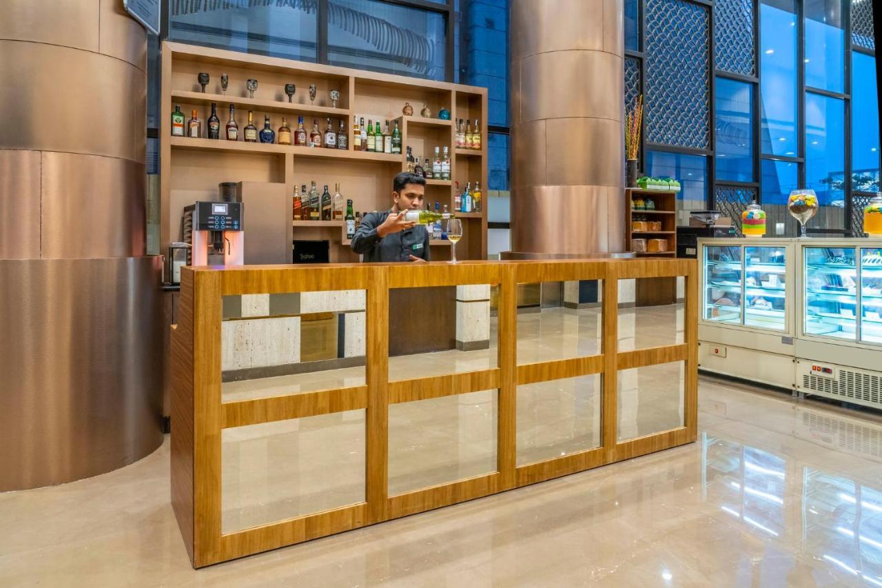 Holiday Inn Kolkata Airport By Ihg Zewnętrze zdjęcie A coffee counter at a hotel