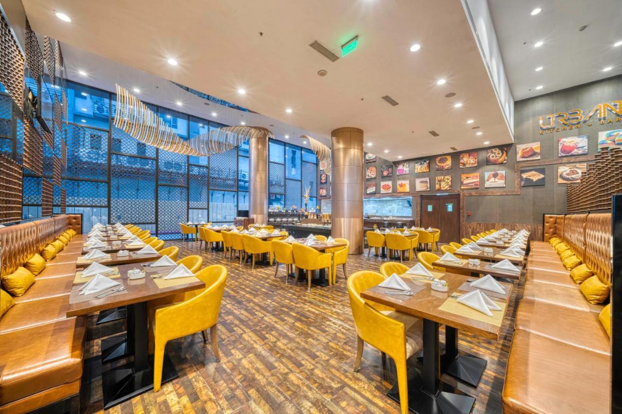 Holiday Inn Kolkata Airport By Ihg Zewnętrze zdjęcie The interior of the restaurant