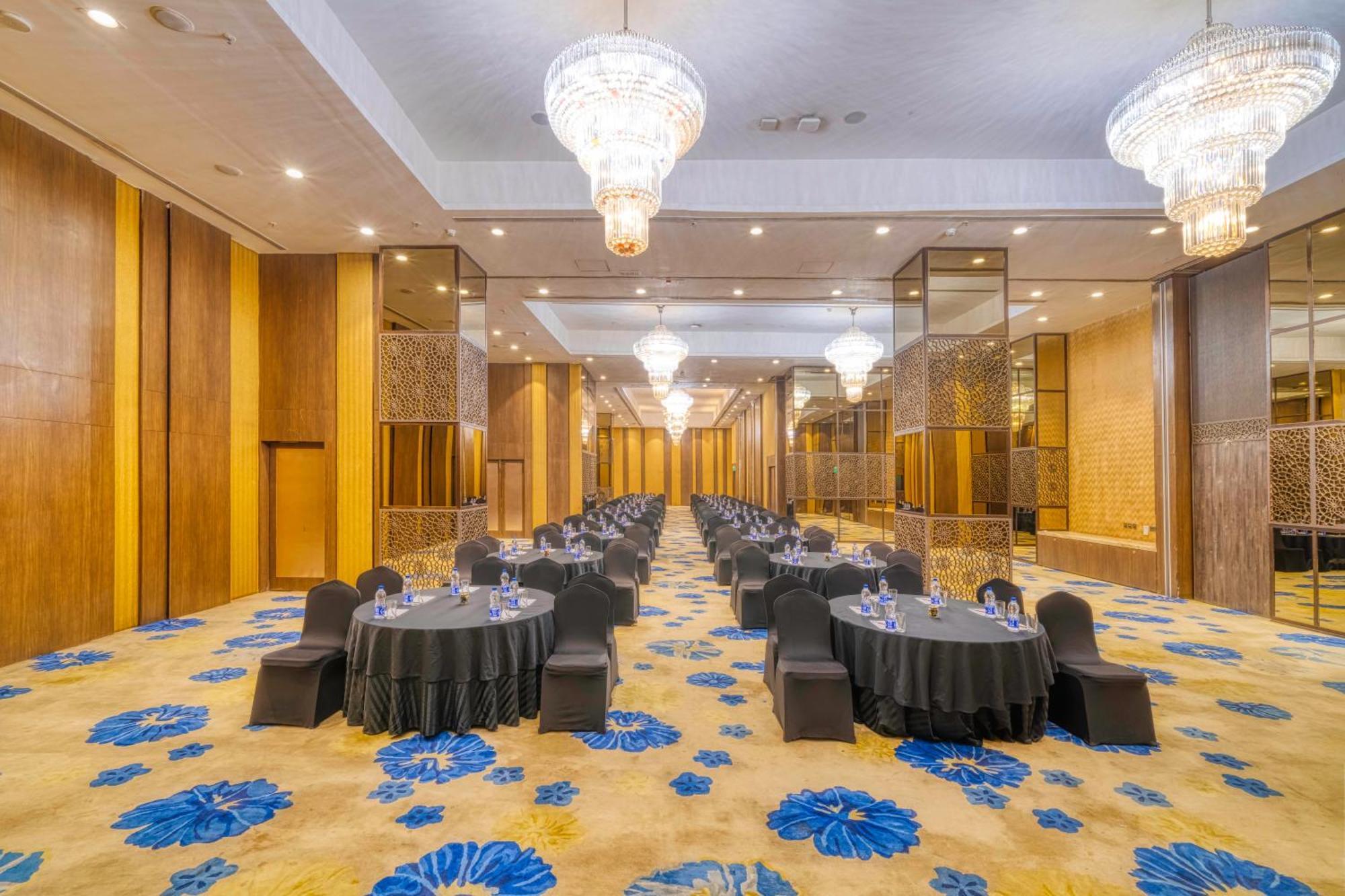 Holiday Inn Kolkata Airport By Ihg Zewnętrze zdjęcie The ballroom