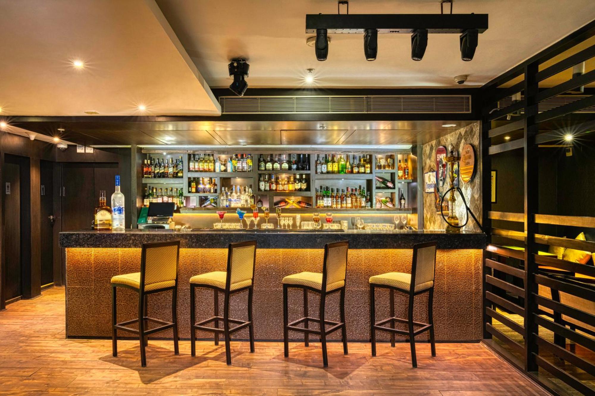 Holiday Inn Kolkata Airport By Ihg Zewnętrze zdjęcie The bar at the 1919 Restaurant