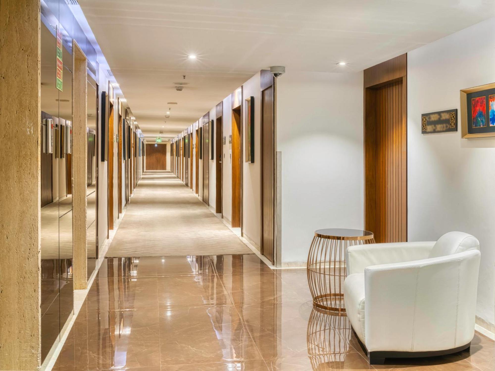 Holiday Inn Kolkata Airport By Ihg Zewnętrze zdjęcie A corridor at the hotel