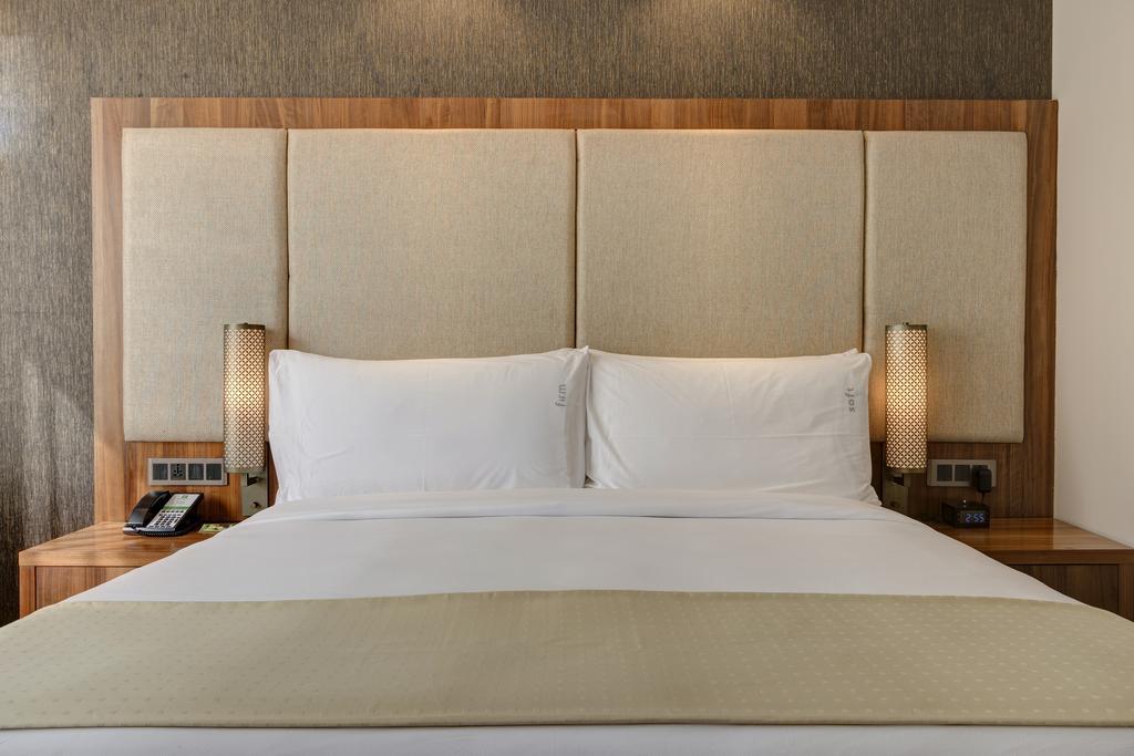 Holiday Inn Kolkata Airport By Ihg Zewnętrze zdjęcie A bed with a headboard
