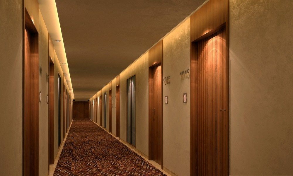 Holiday Inn Kolkata Airport By Ihg Zewnętrze zdjęcie A hotel corridor
